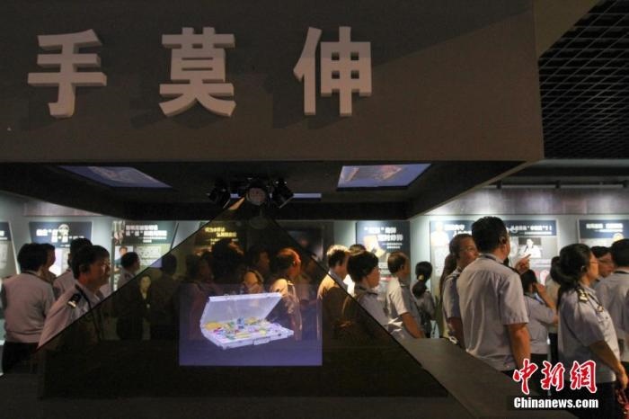 資料圖：2015年10月，海南省公安廳組織黨員干部前往反腐倡廉警示教育基地參觀受教。洪堅鵬 攝