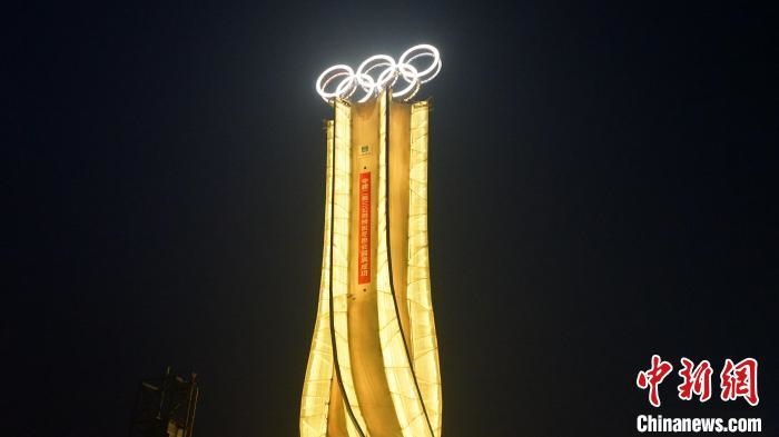 1月25日，由中建二局三公司承建的“海陀塔”順利竣工，奧運(yùn)五環(huán)閃耀延慶冬奧賽區(qū)?！≈薪ǘ秩竟﹫D
