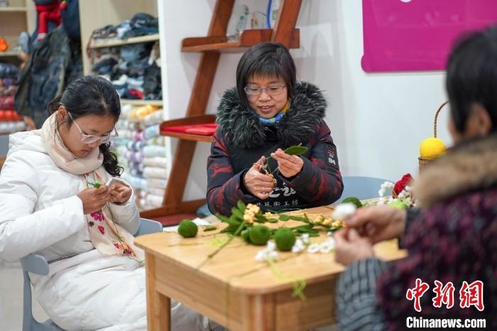 文創(chuàng)工作室的姐妹們正在鉤織月桂葉片?！」帕捡x 攝