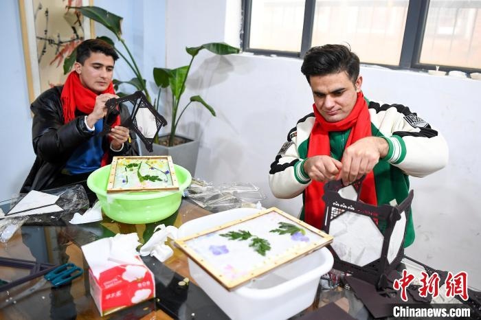 巴基斯坦留學(xué)生制作燈籠?！钊A峰 攝