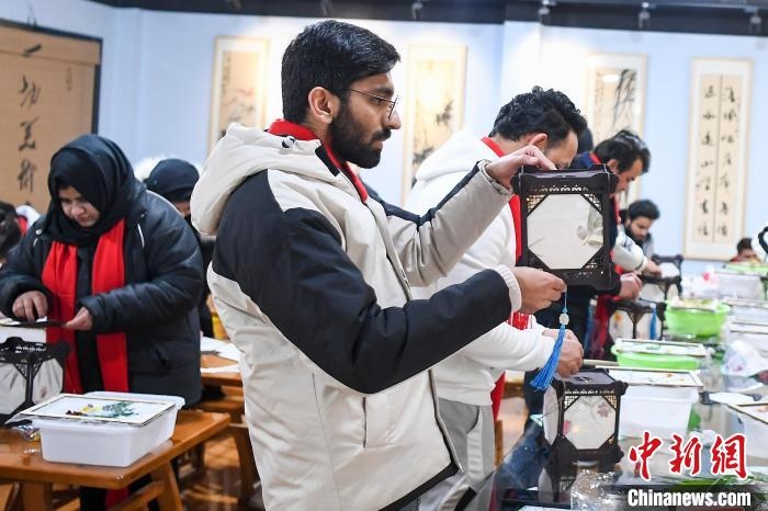 巴基斯坦留學(xué)生制作燈籠?！钊A峰 攝