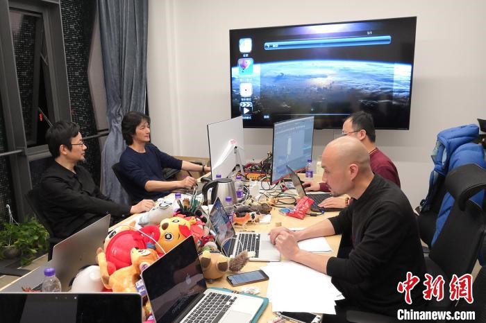 廣州美術學院曹雪、劉平云帶領的設計團隊對北京冬奧會吉祥物加班加點進行修改設計。(資料圖) 劉平云供圖