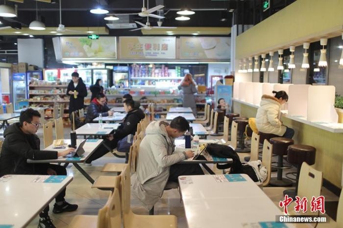 資料圖：考研學(xué)生在食堂內(nèi)復(fù)習(xí)。 泱波 攝