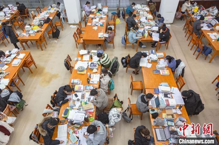資料圖：南昌大學(xué)圖書館自習(xí)室內(nèi)，考生正在緊張復(fù)習(xí)?！⒘?攝