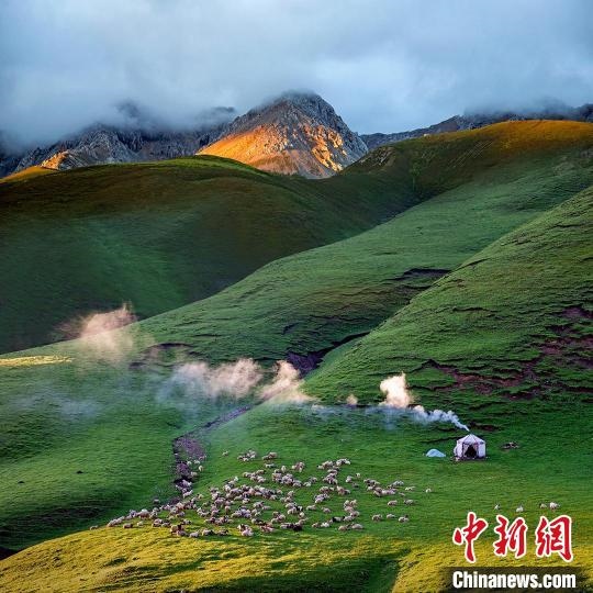 圖為作品《晨光炊煙》?！〗股?攝