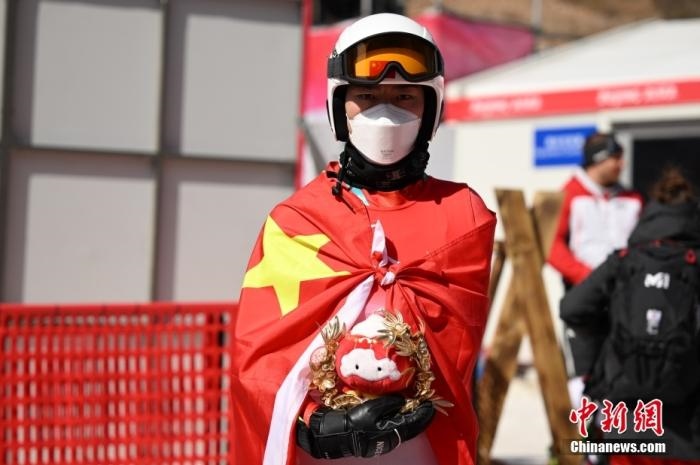 3月6日，中國選手梁景怡在賽后手捧吉祥物。當(dāng)日，北京2022年冬殘奧會殘奧高山滑雪男子超級大回轉(zhuǎn)-站姿決賽在國家高山滑雪中心舉行，中國選手梁景怡奪得冠軍。 <a target='_blank' href='/'>中新社</a>記者 劉冉陽 攝 　