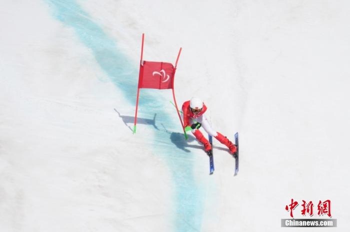 3月6日，中國選手梁景怡在比賽中。當(dāng)日，北京2022年冬殘奧會殘奧高山滑雪男子超級大回轉(zhuǎn)-站姿決賽在國家高山滑雪中心舉行，中國選手梁景怡奪得冠軍。 <a target='_blank' href='/'>中新社</a>記者 劉冉陽 攝 　
