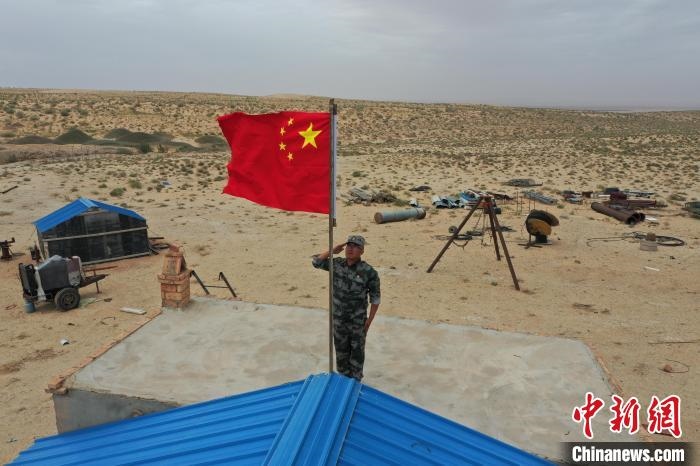 圖為每天升旗是謝寶民的必修課?！∈茉L者供圖