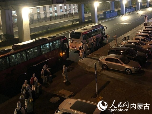 高校學(xué)生有序登車，前往隔離點(diǎn)。內(nèi)蒙古教育廳供圖