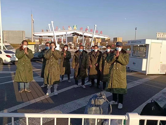 護(hù)送農(nóng)民工安全返鄉(xiāng)。賽罕區(qū)民政局供圖