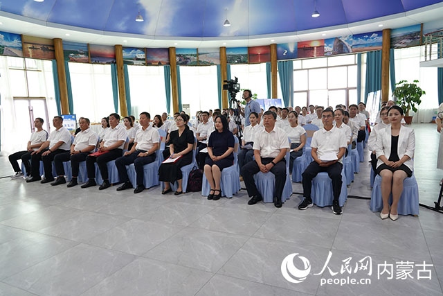 與會人員共同觀看科右中旗牛產(chǎn)業(yè)高質(zhì)量發(fā)展專題片。苑曉睿攝