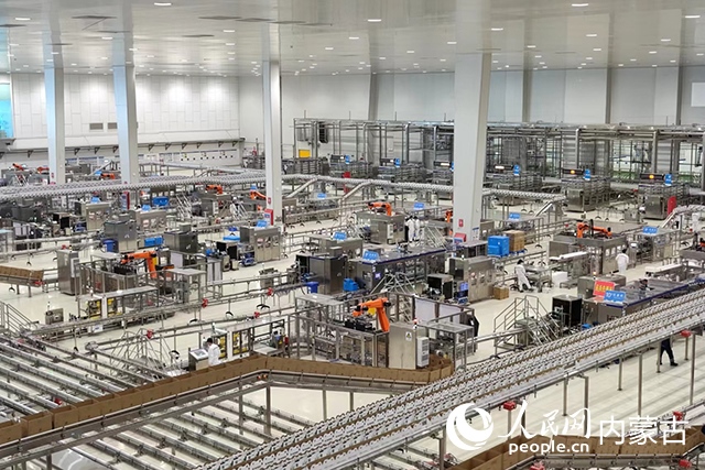 伊利健康谷液態(tài)奶生產(chǎn)基地。人民網(wǎng)記者 趙夢月攝