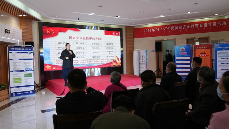 線下聯(lián)合各國家安全委員單位同步開展“國家安全進(jìn)社區(qū)”活動(dòng)，現(xiàn)場通過以國家安全知識問答為主線，穿插烏蘭牧騎演出、國家安全宣講、發(fā)放國家安全法律法規(guī)讀本等形式，圍繞什么是國家安全、國家安全包含哪些內(nèi)容、如何維護(hù)國家安全等方面，為社區(qū)老百姓開展宣傳宣講，同時(shí)作為現(xiàn)場“進(jìn)社區(qū)”活動(dòng)與線上直播活動(dòng)連線，把現(xiàn)場熱烈氣氛帶到網(wǎng)絡(luò)，與大家共同分享。 (4)_副本.jpg