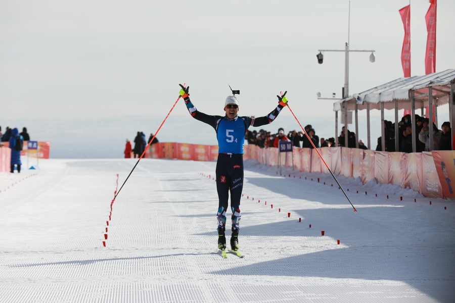 1708668427110643.jpg 河北選手閆星元率先沖過終點線.JPG