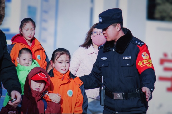 站好“護(hù)學(xué)崗”，守護(hù)“成長路”——南地公安持續(xù)開展護(hù)學(xué)行動494.png