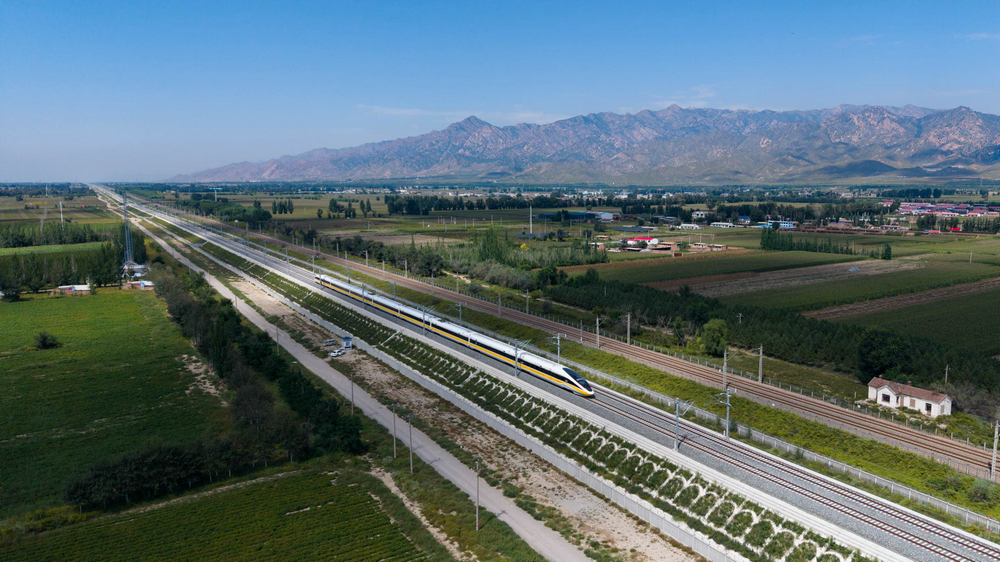 1766579309108242.jpg 圖為綜合檢測列車正在包銀高鐵包惠段進行拉通試驗(楊睿迪攝)1.jpg