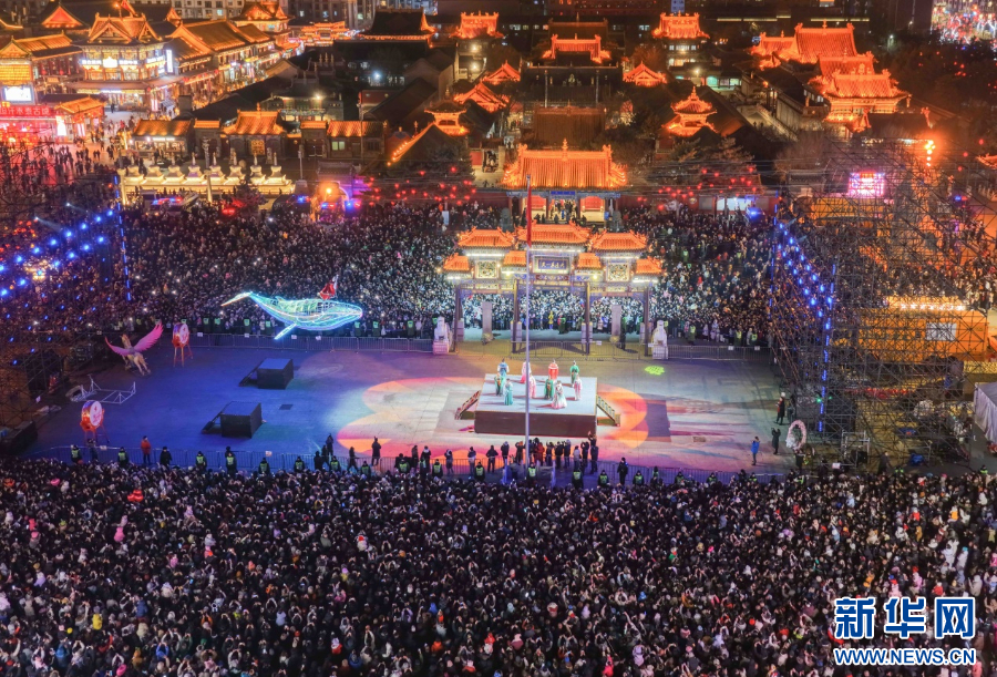 2025年12月31日晚，呼和浩特市玉泉區(qū)塞上老街旅游休閑街區(qū)跨年夜活動現(xiàn)場游人如織。新華網(wǎng)發(fā)（丁根厚 攝）.jpg