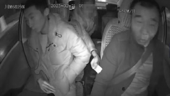 凌晨女子打車(chē)到江邊，并掏出百元大鈔給司機(jī)稱(chēng)不用找了。資陽(yáng)公安供圖