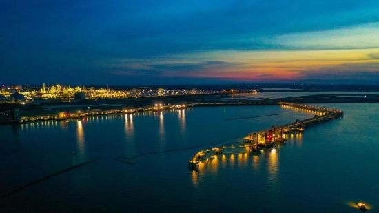 圖為中科煉化自建港口碼頭，30萬(wàn)噸級(jí)原油泊位
