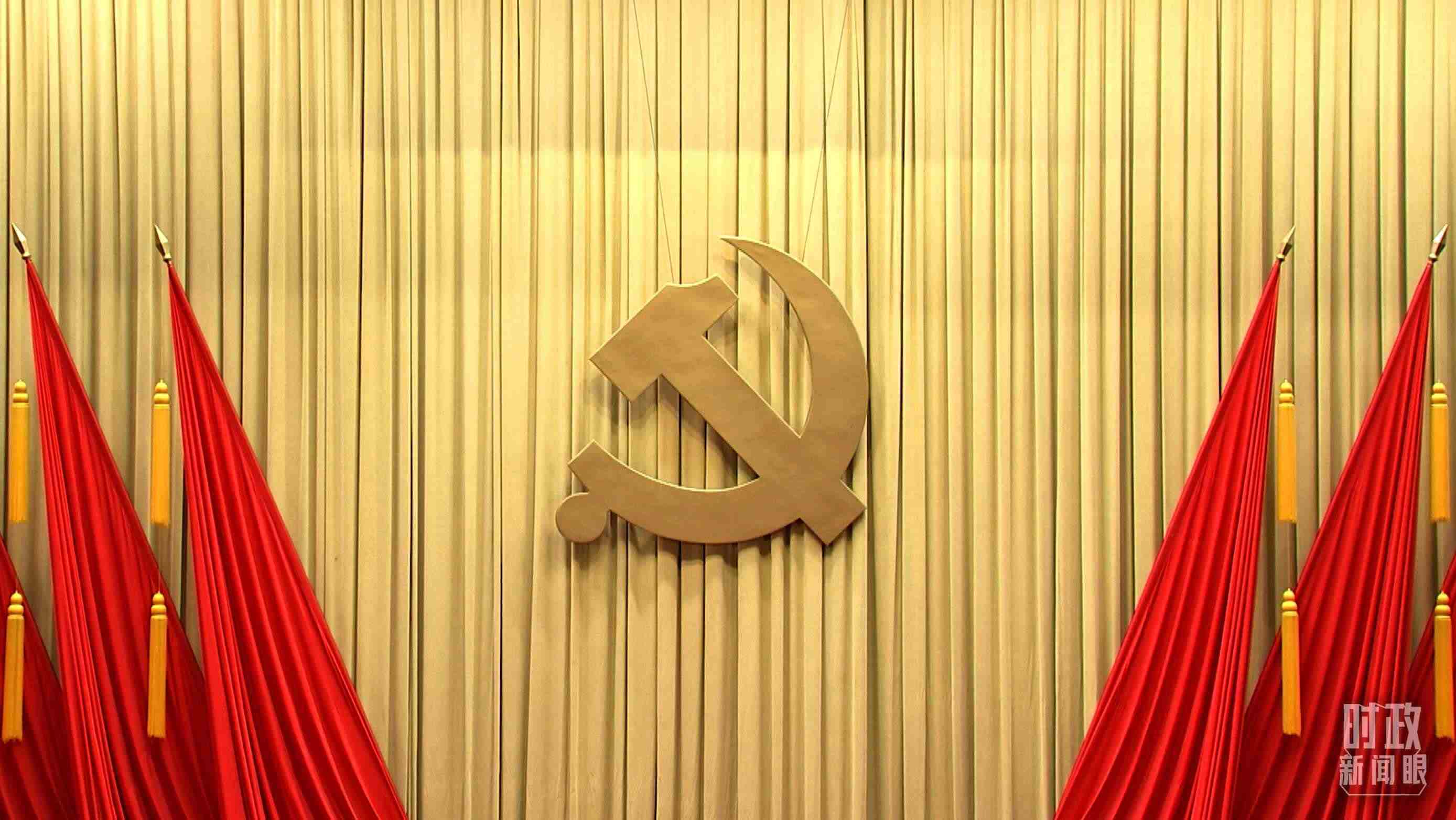 △會場上莊嚴(yán)的黨徽。（總臺央視記者郭鴻拍攝）