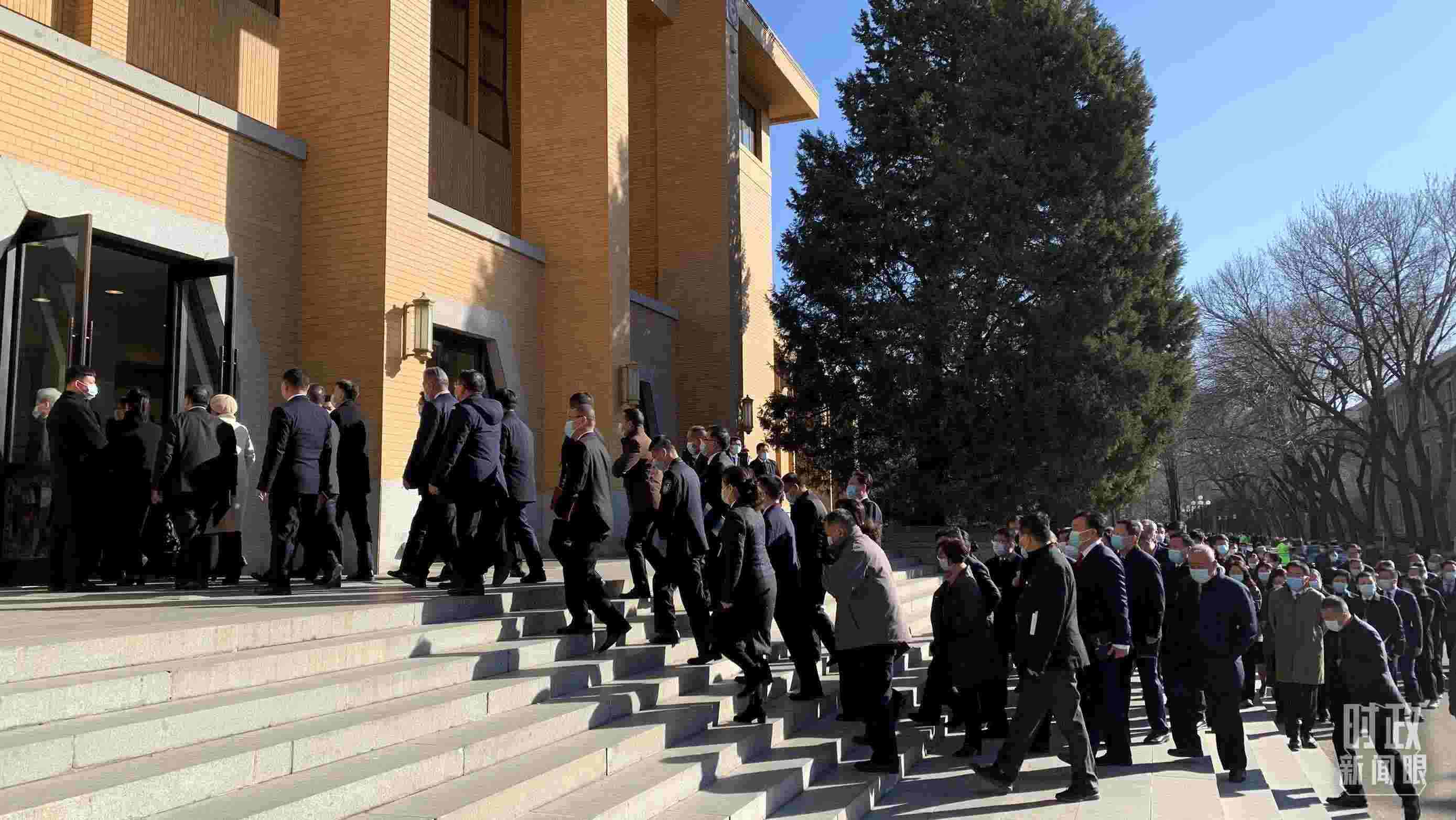 △參加這次慶祝大會暨開學(xué)典禮的與會人員正在步入會場。（總臺央視記者段德文拍攝）