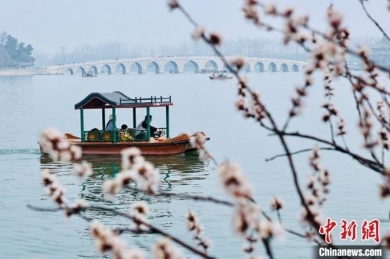 20日，頤和園游船開航。<a target='_blank' data-cke-saved-href='/' href='/'><p align=