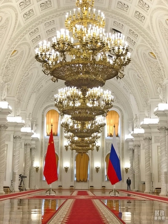 △克里姆林宮喬治大廳，習主席在這里同普京總統(tǒng)握手合影。（總臺央視記者石偉明拍攝）