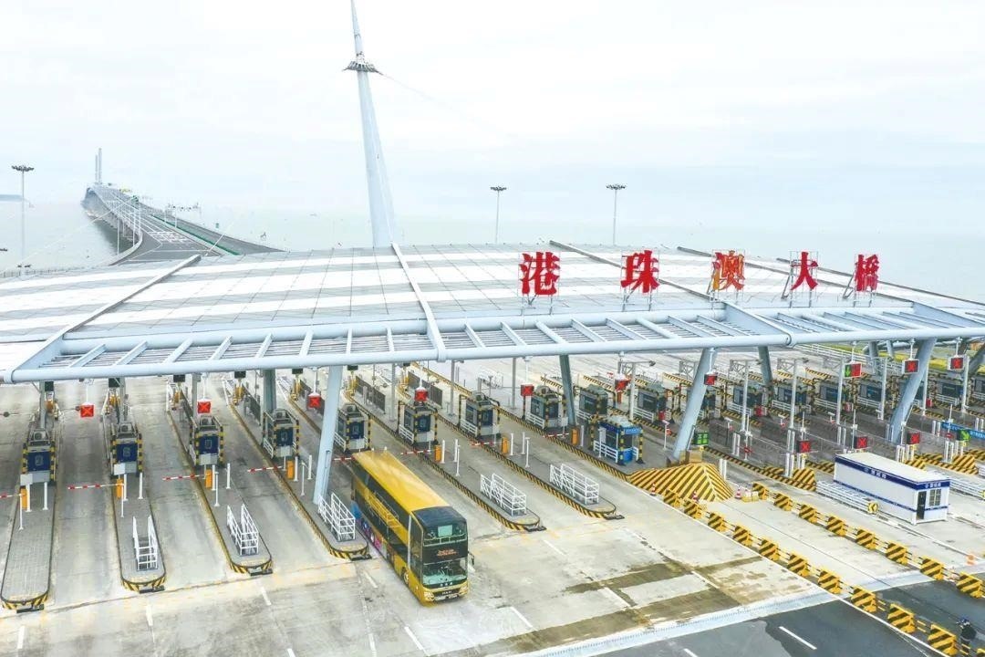 △一輛從香港開(kāi)往珠海的港珠澳大橋穿梭巴士入境珠海。