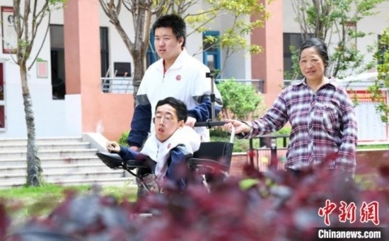 碰上天氣好，朱金祥就會利用休息時間，和鐘華強母親將其推出來賞賞花，曬曬太陽，呼吸一下外面的新鮮空氣。 卓忠偉 攝