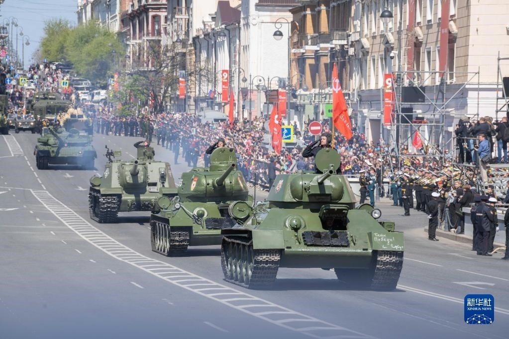 5月9日，在俄羅斯符拉迪沃斯托克市，坦克編隊參加閱兵式。新華社發(fā)（郭飛洲攝）