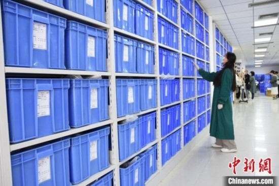 圖為鄭州大學(xué)人骨考古實(shí)驗(yàn)室內(nèi)的骨骼標(biāo)本庫(kù)。王宇 攝