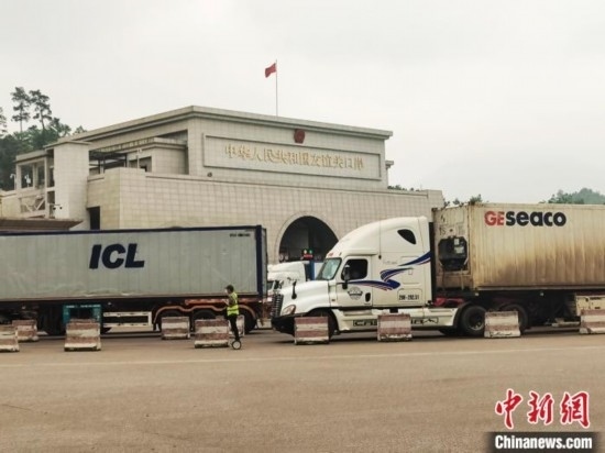 近日，位于中越邊境廣西憑祥市的友誼關(guān)口岸車水馬龍，裝載著東盟水果的跨境車輛來往不斷。黃艷梅 攝