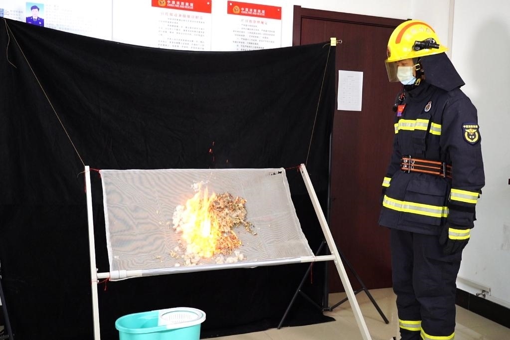 消防員在展示柳絮點(diǎn)燃實(shí)驗(yàn)。 張少欣 攝