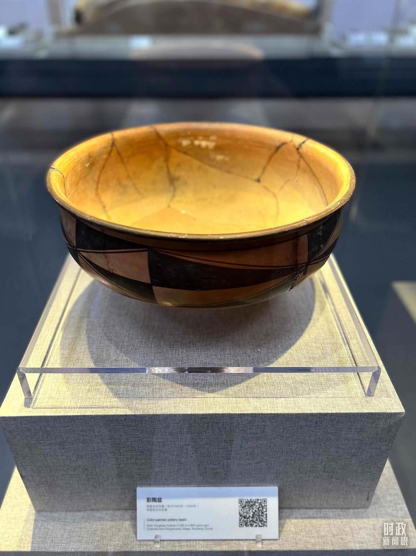 △運(yùn)城博物館內(nèi)展出的仰韶文化早期的彩陶盆。（總臺央視記者邢彬拍攝）