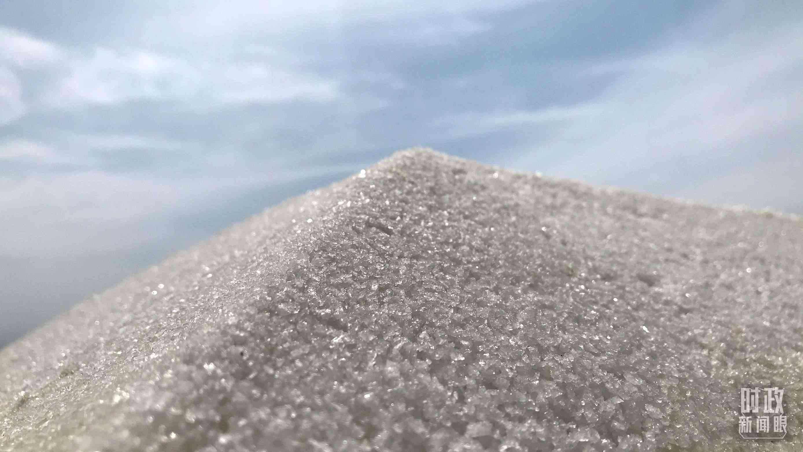 △鹽湖出產(chǎn)的河?xùn)|大鹽。（總臺央視記者石偉明拍攝）