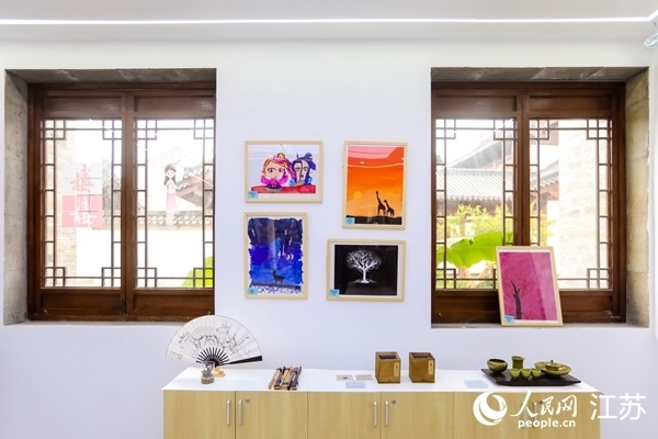 “棲棲小店”的文創(chuàng)產(chǎn)品展示廳。人民網(wǎng)記者 馬曉波攝