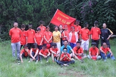 項目辦開展活動合影，喬海云（后排中，黑衣）和張月如（后排右一）