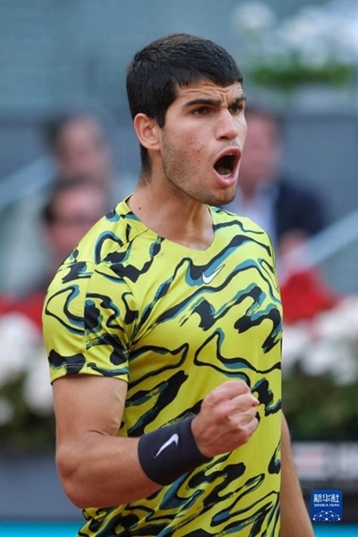 5月7日，阿爾卡拉斯在比賽中慶祝得分。當日，在西班牙馬德里網(wǎng)球公開賽男單決賽中，西班牙選手阿爾卡拉斯以2比1戰(zhàn)勝德國選手施特魯夫，奪得冠軍。新華社記者 孟鼎博 攝