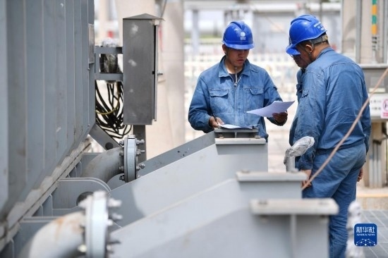 5月27日，電力工人在工程現(xiàn)場進(jìn)行檢修作業(yè)。