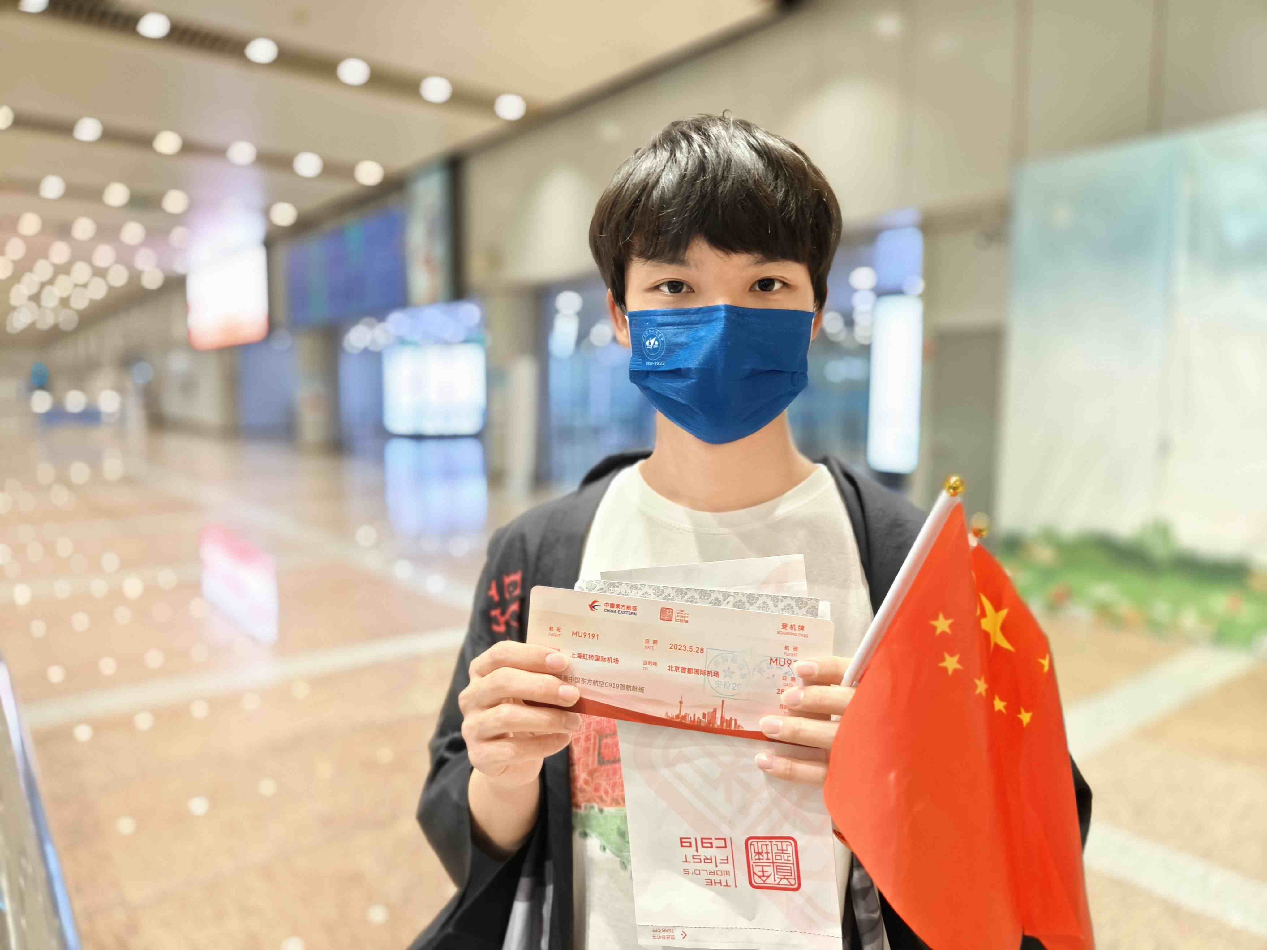 張可立向記者展示有著紀(jì)念意義的登機(jī)牌。人民網(wǎng)記者 夏曉倫攝