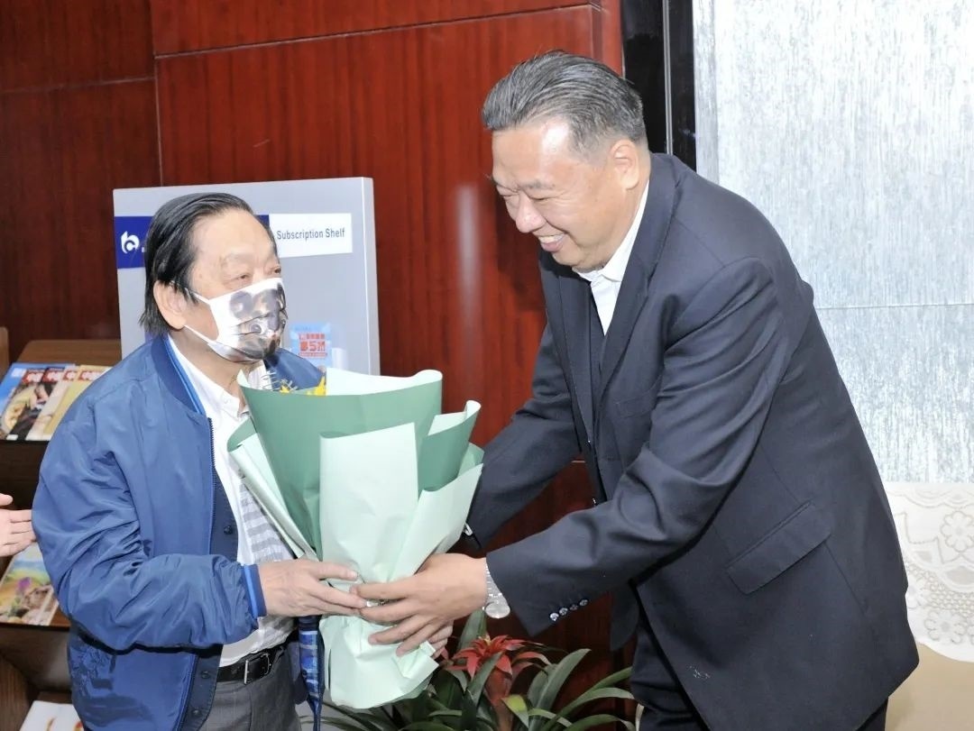 ▲青海省政協(xié)副主席、青海省林草局黨組書記、局長、祁連山國家公園青海省管理局局長李曉南在機(jī)場迎接韓美林