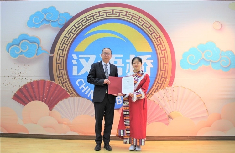 中國銀行首爾分行行長周建軍為大學(xué)生組冠軍頒獎(jiǎng)并頒發(fā)就業(yè)證書。首爾孔子學(xué)院供圖