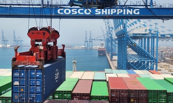 圖為“東方西班牙”輪在裝載貨物。人民網(wǎng)記者 管克江 攝