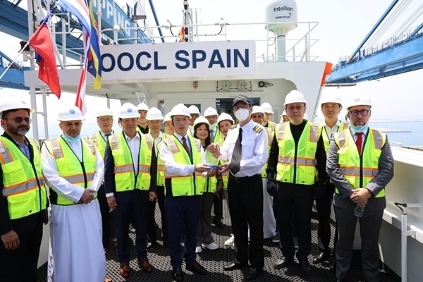 圖為與會(huì)嘉賓參觀“東方西班牙”輪。中遠(yuǎn)海運(yùn)港口阿布扎比碼頭供圖