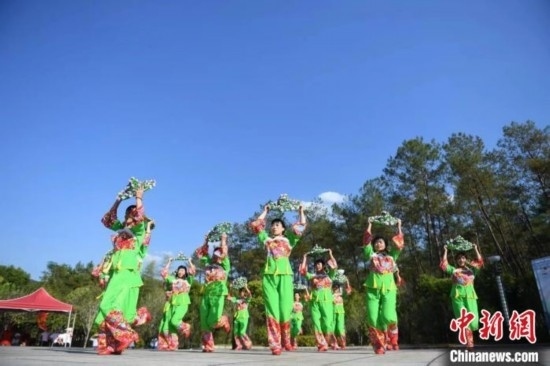 市民在跳廣場舞。 唐小晴 攝