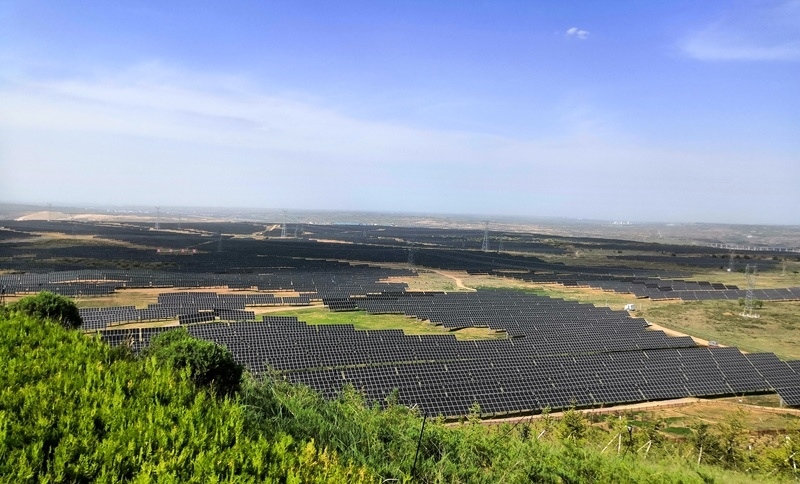 伊金霍洛旗天驕綠能50萬(wàn)千瓦采煤沉陷區(qū)生態(tài)治理光伏發(fā)電示范項(xiàng)目一角。人民網(wǎng)記者 孫博洋攝
