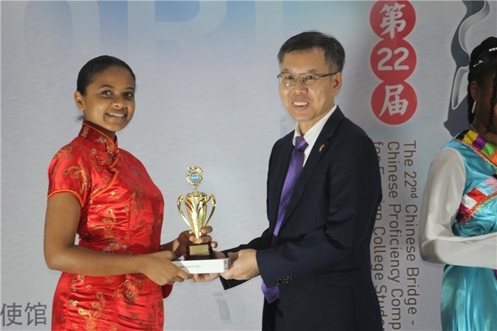 陳錫來參贊為獲獎(jiǎng)選手頒發(fā)二等獎(jiǎng)。圭亞那大學(xué)孔子學(xué)院供圖