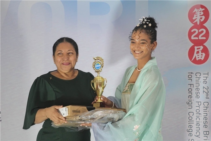 圭亞那大學(xué)校長(zhǎng)默罕默德為獲獎(jiǎng)選手頒發(fā)一等獎(jiǎng)。圭亞那大學(xué)孔子學(xué)院供圖