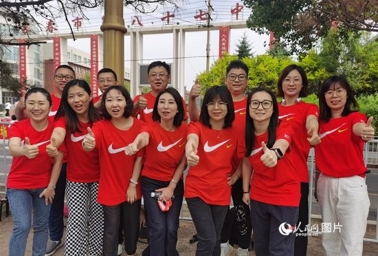 6月7日一早，陽光明媚，天氣涼爽，在長春市第八十七中學(xué)，考生們正陸續(xù)進入考場。親友團為參加高考的學(xué)子們加油鼓勁。人民網(wǎng)記者 王帝元攝