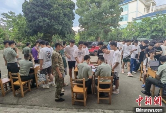 專武干部在發(fā)放兵役登記證。韋碩 攝